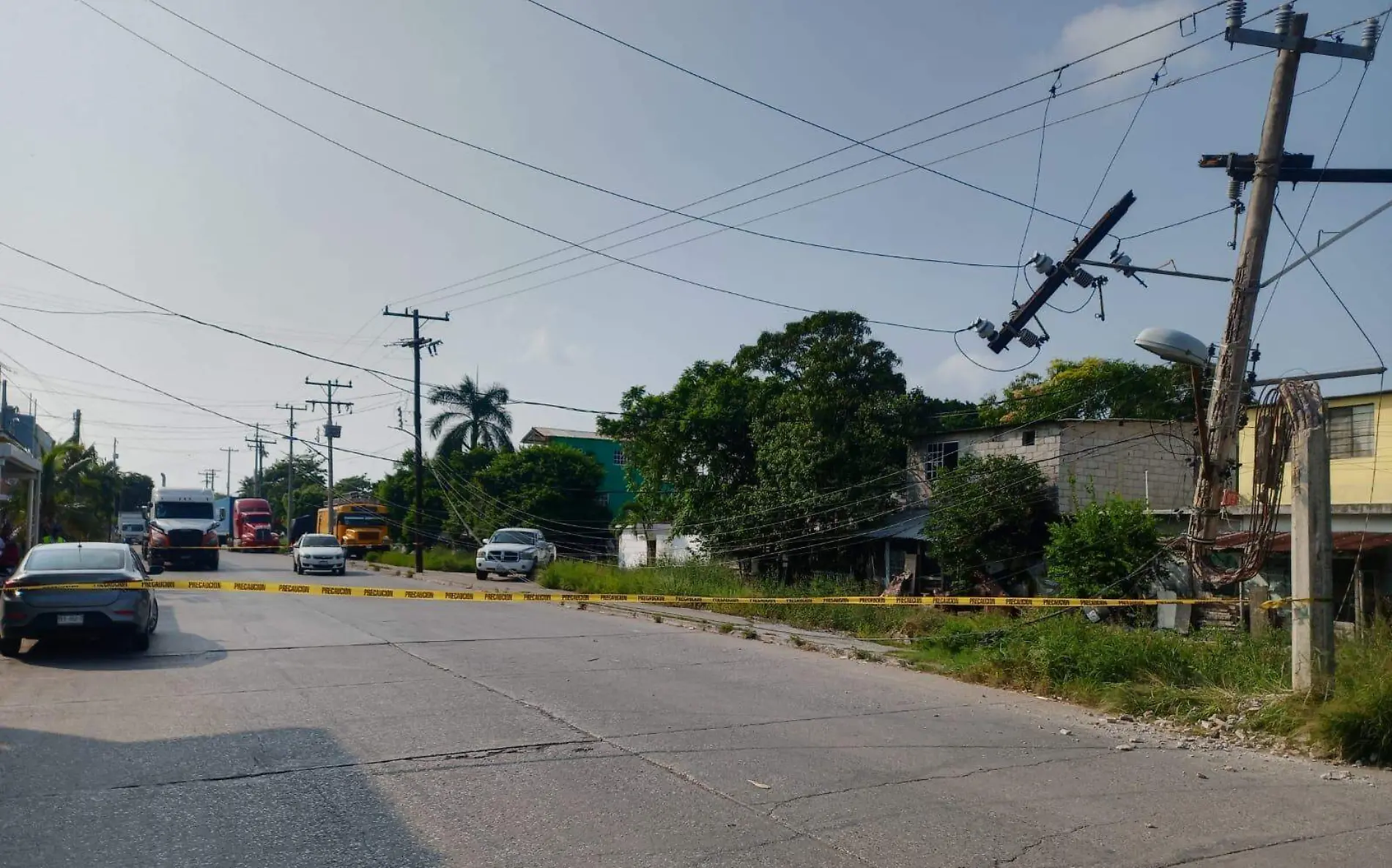 Destrozan un poste de la CFE y un sector de la colonia Morelos se queda sin luz  Bomberos de Tampico (2)